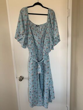 BloomChic Size 30 / 6x Light Blue Floral Flutter Sleeve Sash Belt Pleated